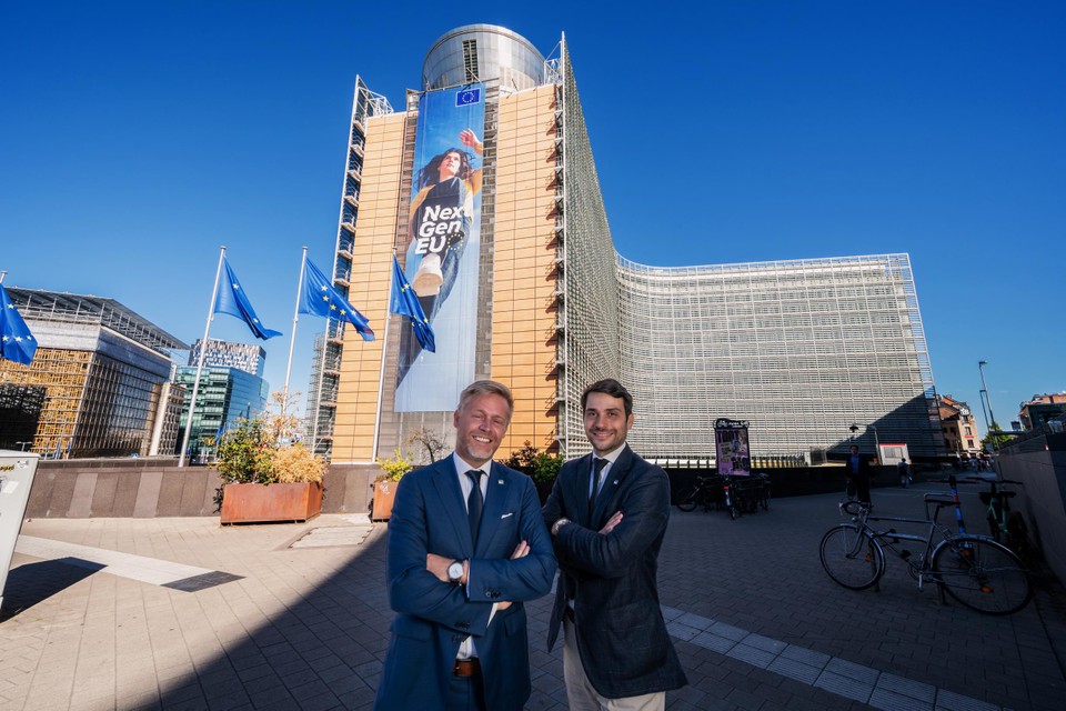 CEO Nicolas De Angelis (rechts) en commercieel directeur Nicolas Van Ysendyck voor het Berlaymontgebouw van de Europese Commissie. 