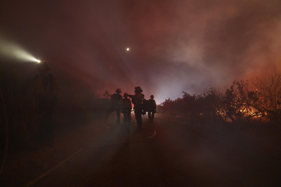Brandweer strijdt tegen bosbranden in Californië.