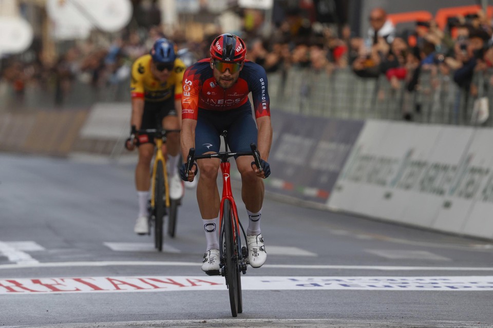 Filippo Ganna troefde Van Aert en Pogacar af in de sprint om de tweede plaats in Milaan-Sanremo.