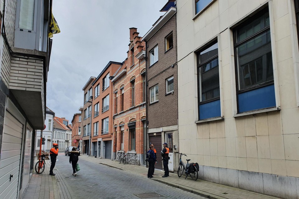 De steekpartij deed zich voor in een appartement in de Kleine Peperstraat. Het is niet het eerste incident in de straat.
