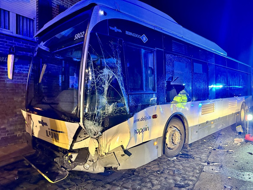 Op de lijnbus vielen zeven lichtgewonden.