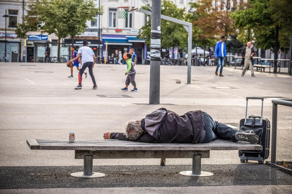 Op het Sint-Jansplein doen de junks het minste kwaad aan het imago van de stad, luidt de theorie die onder de buurtbewoners circuleert.