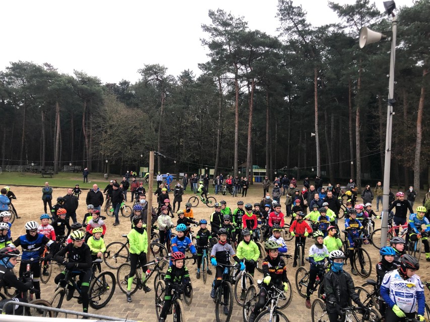 De Vlaamse Wielerschool liet zaterdag al bijna 200 jonge renners ploeteren op het parcours van de Krawatencross op De Lilse Bergen. 