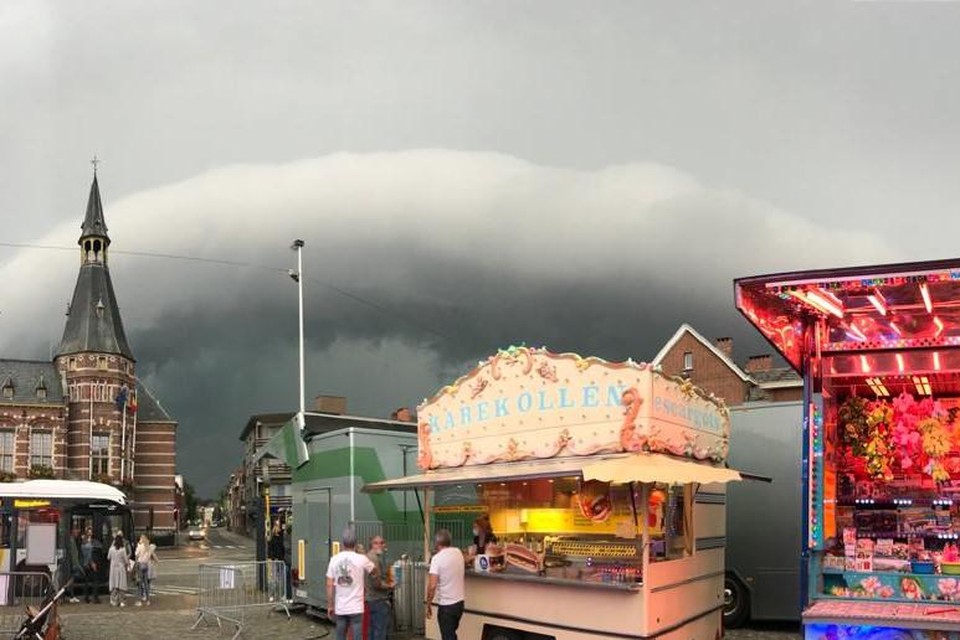 Schoten lijkt ontsnapt. De zwaarste onweerswolken rollen verder naar Deurne en Wijnegem. Het is wel een fascinerend beeld, mede door het contrast met de feestelijke kermiskramen.  