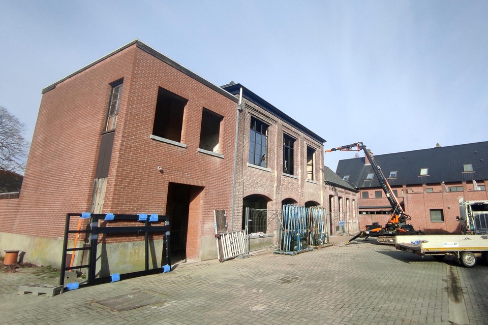 De verzamelde oppositie wil dat een architect de werken aan het parochiecentrum opvolgt. “Nu wordt er gewerkt zonder plan van aanpak en veiligheidsgaranties”, klonk het scherp.