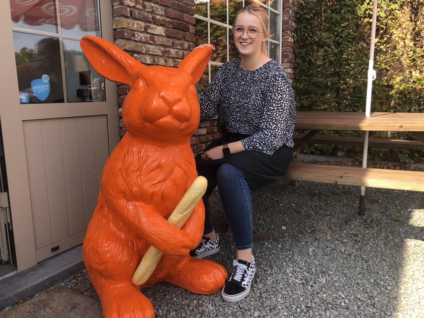 Konijn Jules zorgt voor het onthaal van de jonge klanten.
