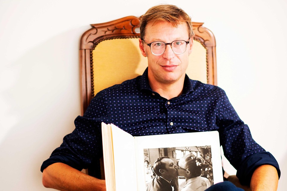 Koen Wauters met een trouwfoto van zijn ouders uit 1970. Het beeld staat ook op de cover van zijn boek. 