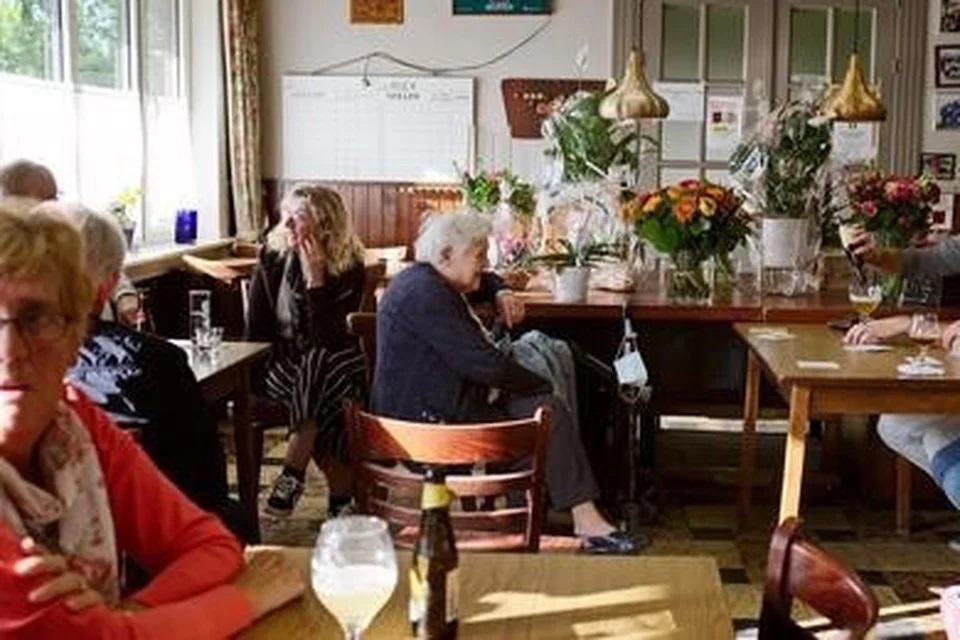 Voor haar 90ste verjaardag kwamen de makers van de documentaire Café Bostella, Paul van der Stap en Elisa Veini, nog eens op bezoek bij Julia.   