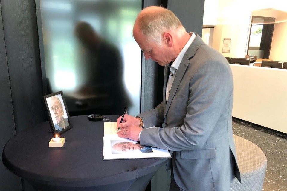 Burgemeester Marino Keulen van Lanaken ondertekent het rouwregister voor Jeroen Brouwers. 