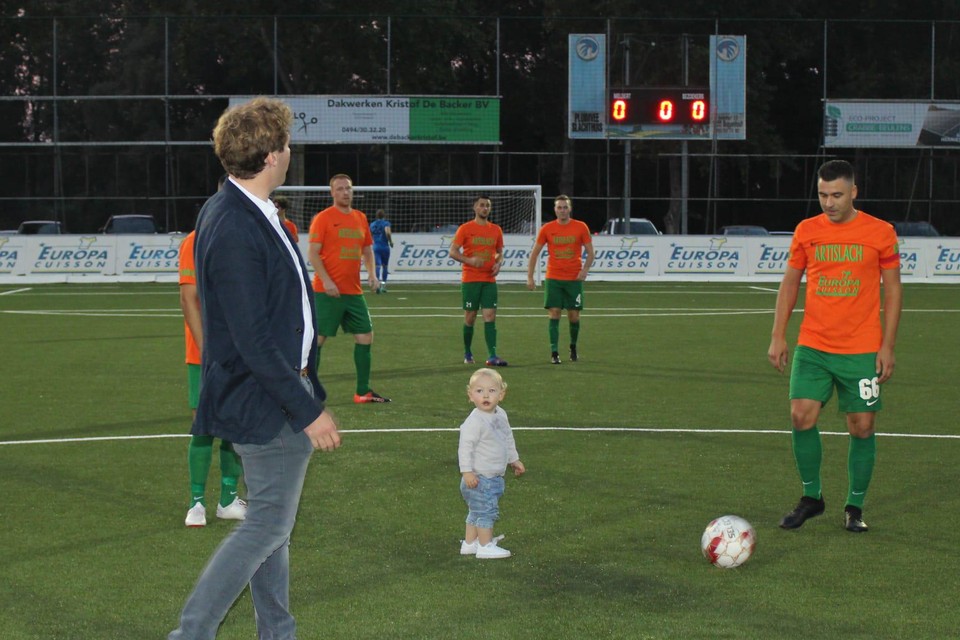 August trapt het eerste balletje op het nieuwe kunstgrasveld.