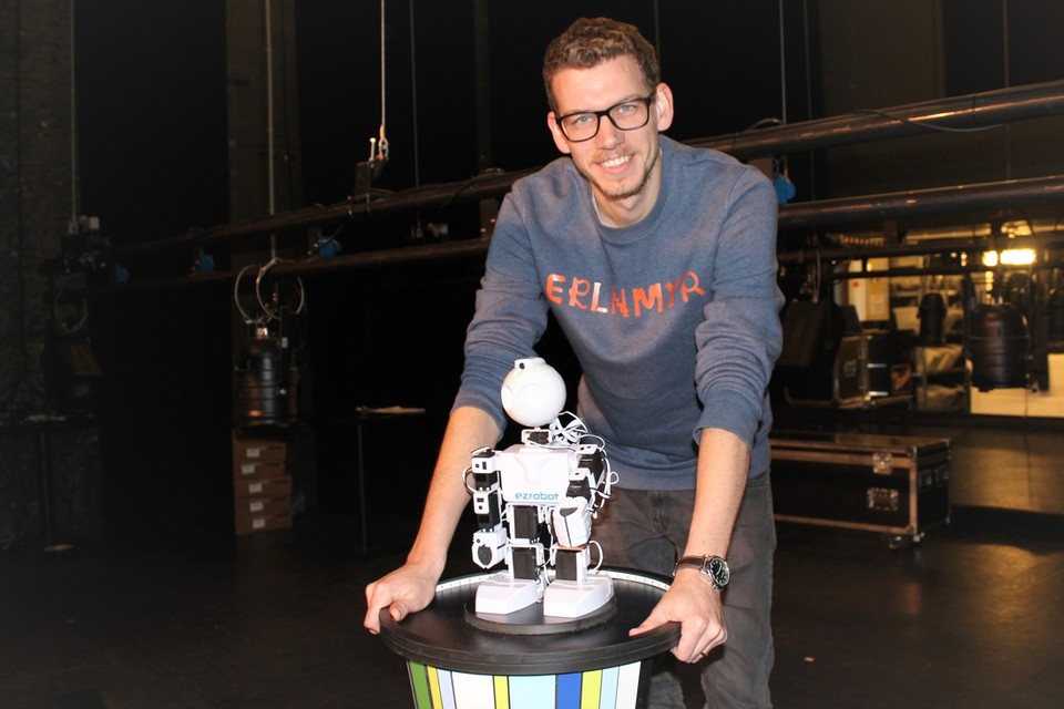 Ben Verhoeven bij de robot die meespeelt in Improbotics.