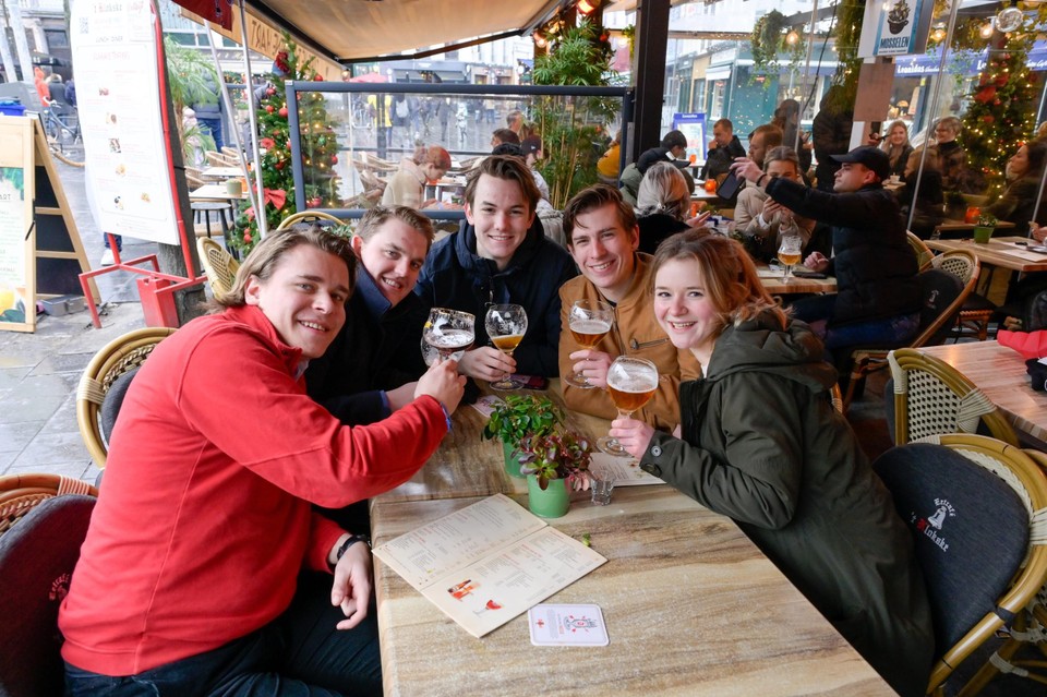 De vriendengroep uit Breda en Den Bosch komt vooral voor het bier. 