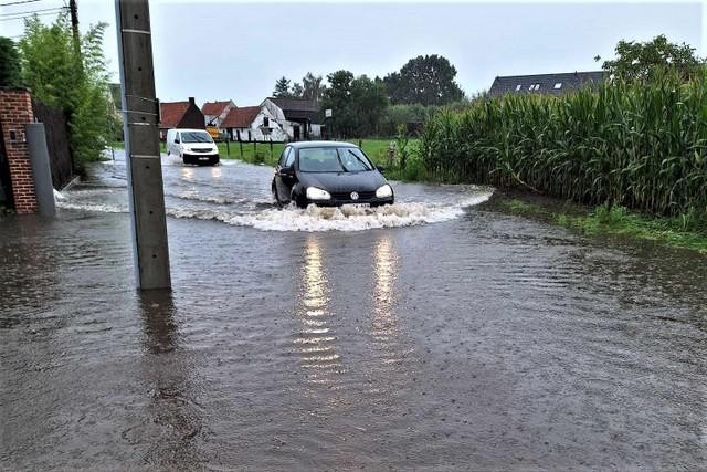 De Waregemse Mosschaardstraat en de Knokstraat in Vichte staan onder water door de hevige regenval van vrijdagochtend.