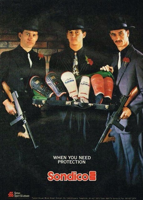 Bryan Robson, Gary Lineker en Ian Rush maken in 1991 reclame voor scheenbeschermers.
