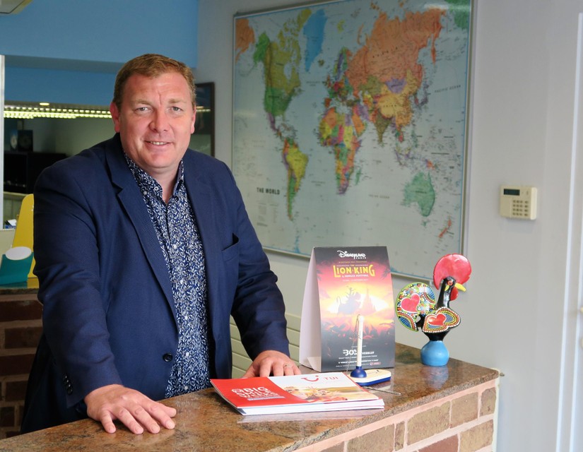 Burgemeester Maarten De Veuster in zijn vroegere reisbureau Scot Reizen, dat twee jaar geleden werd overgedragen aan TUI. “Maar de goede traditie van roomservice ken ik nog en pas ik nu toe in m’n eigen door corona getroffen gezin.”