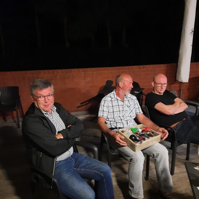 Enkele trouwe leden van de KWB in Tielen genieten van het gezellig samenzijn.