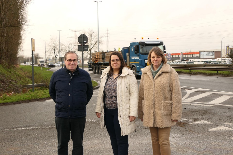 Buurtbewoners Pieter Speleman, Liesbeth Speleman en Mirjam Van Osselaer zijn boos over het afsluiten van de S.G. Boereboomstraat naar de N16.