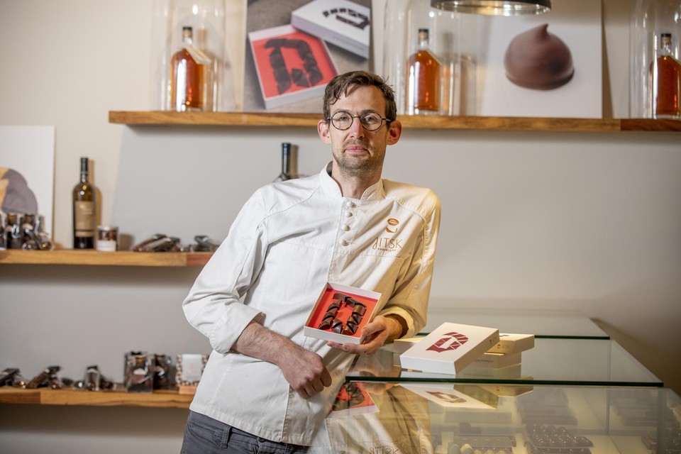 Chocolatier Jitsk Heyninck met een doosje Duvelse pralines.