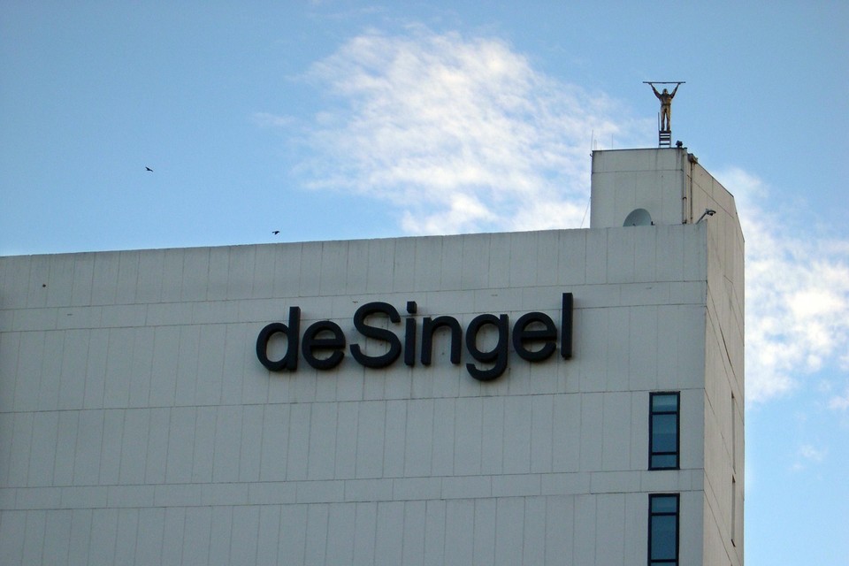  stond tot maart dit jaar als een kroon boven het logo van De Singel. 