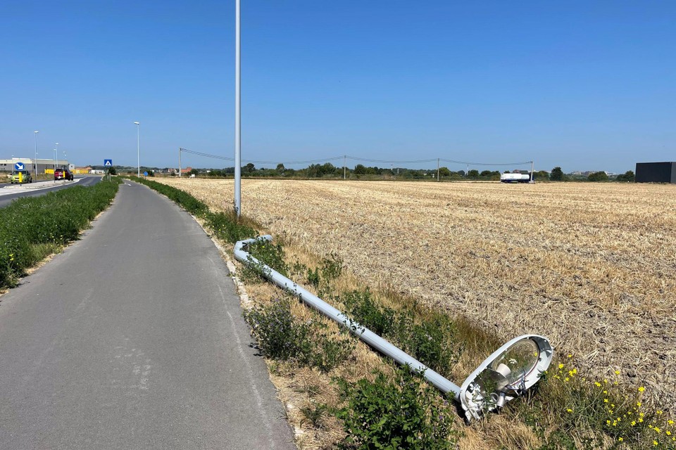 De bestuurder crashte met zijn wagen in een weide aan de Kalkaertweg.   