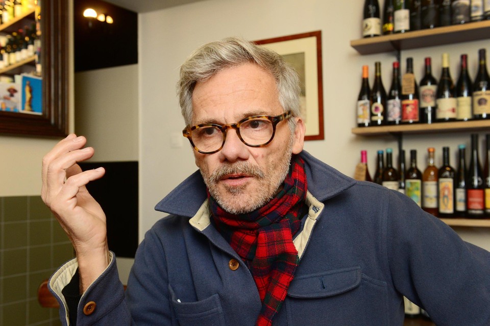 Serge Leblon, uitbater van een wijnbar, is furieus.