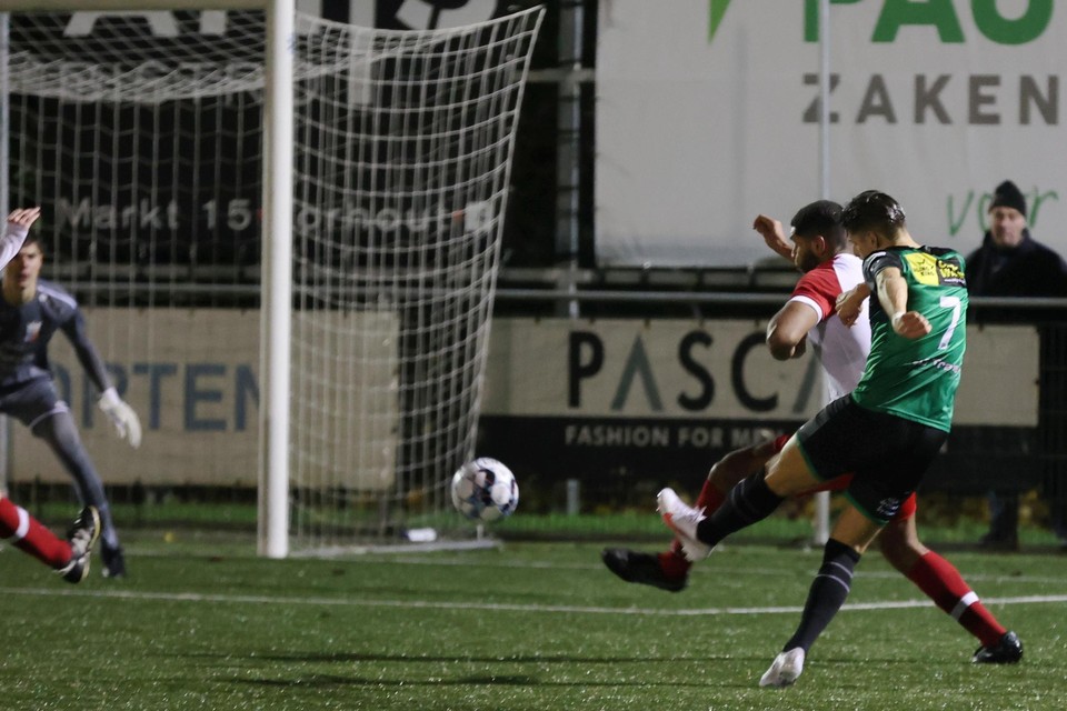 Harry Hollevoet legt aan voor de 1-0 na een mooi kapbeweging.