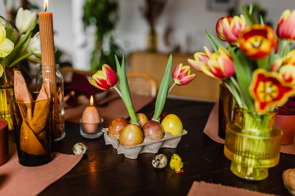 A simple egg carton can also be served on the Easter table. 