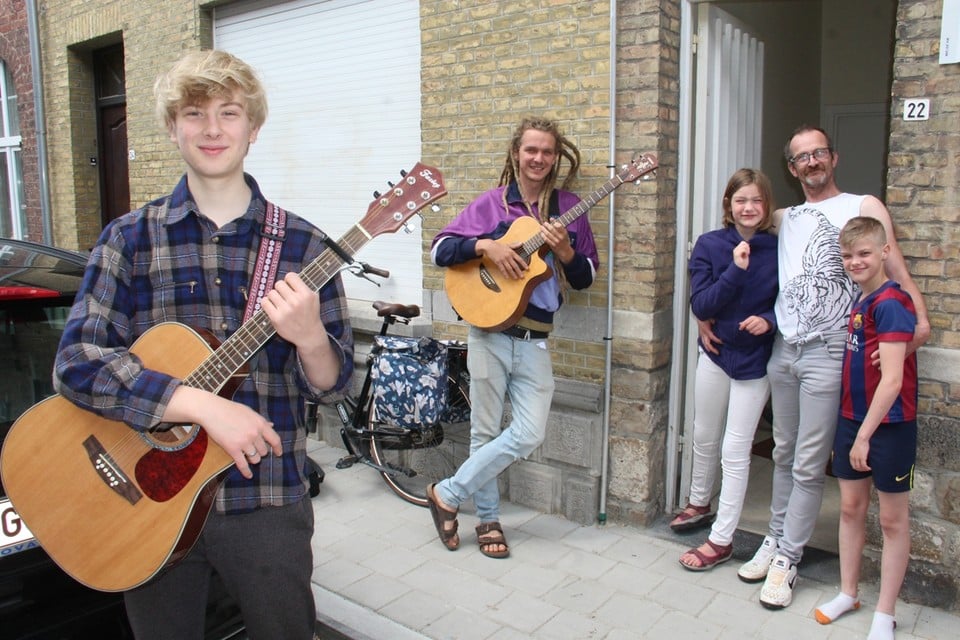 Sasha (13) en haar familie waren een van de eerste gezinnen voor wie Robin en Wannes een concertje speelden.