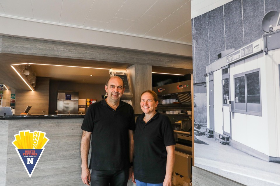 In 2015 verhuisden Christophe Dheedene en Nancy Lefevre van het station (r) naar hun ‘nieuwe’ stek in de Zeswegen. Ze doen dat zo goed dat ze zich nu de Beste frituur van Waregem mogen noemen.