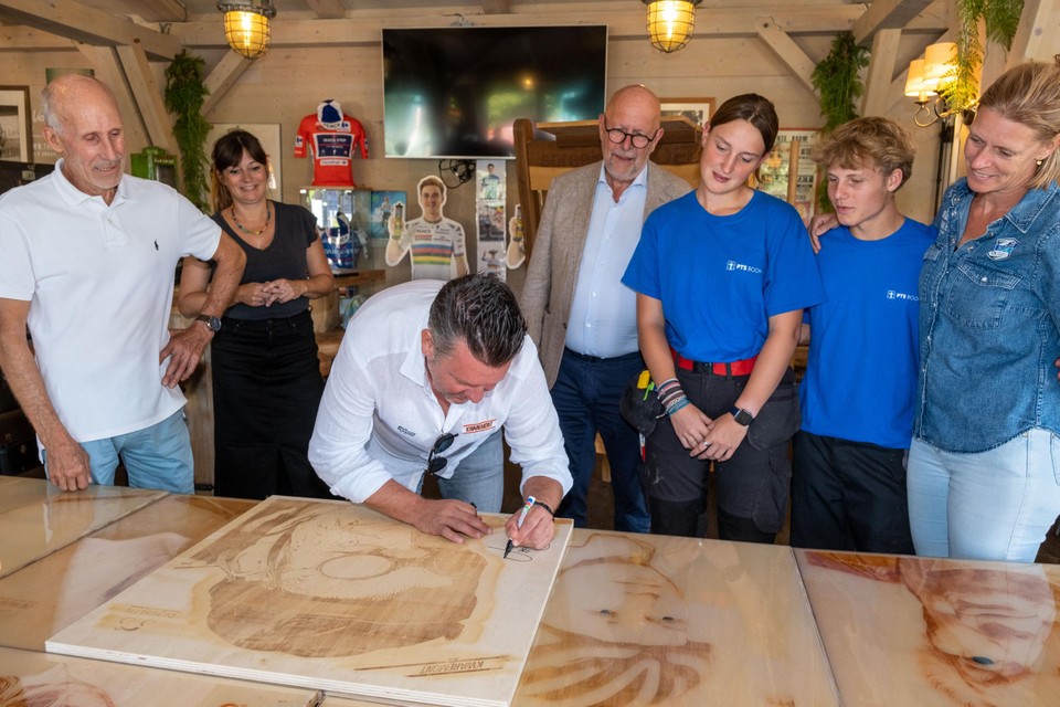 Nico Mattan ondertekent zijn tafel.
