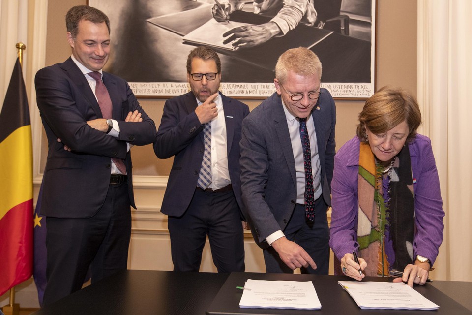 Prime Minister Alexander De Croo, Infrabel CEO Benoit Gilson, Minister of Mobility Georges Gilkinet and SNCB CEO Sophie Dutordoir (left to right) sign the new management contracts for the rail companies. 