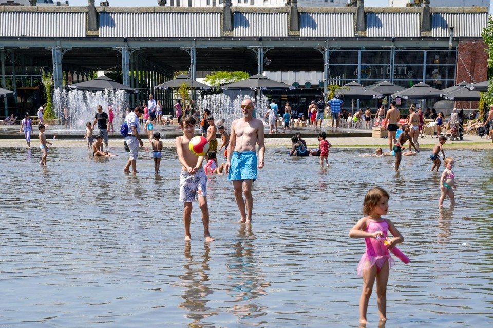 Antwerp is versatile and also has cooling off outside the swimming pools, such as here in Park Spoor Noord. 