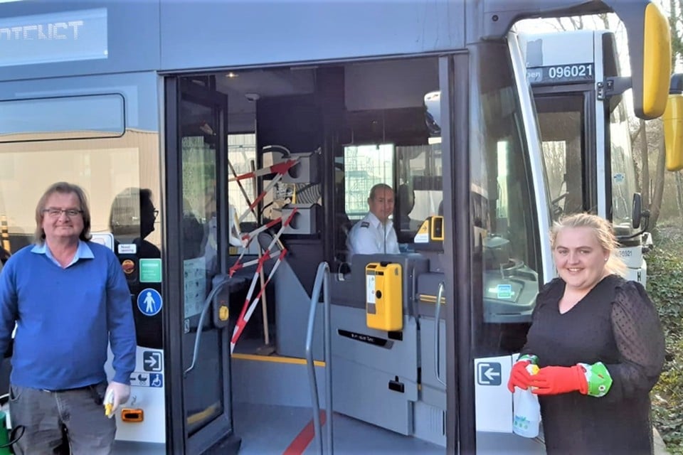 Steven Cannoot voelt zich relatief veilig in zijn bus. Zijn grote helden zijn collega's Pol Vandamme en Betty De Loor, die elke dag alle bussen ontsmetten.