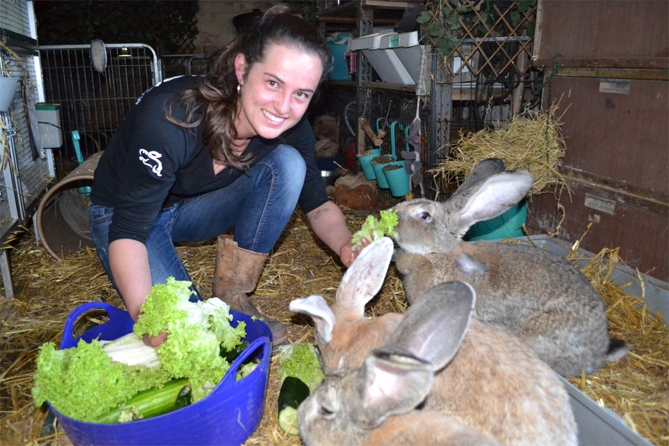 Yentl bij haar konijnen in Het Konijnenhof. “Het zijn geen knuffeldieren.”