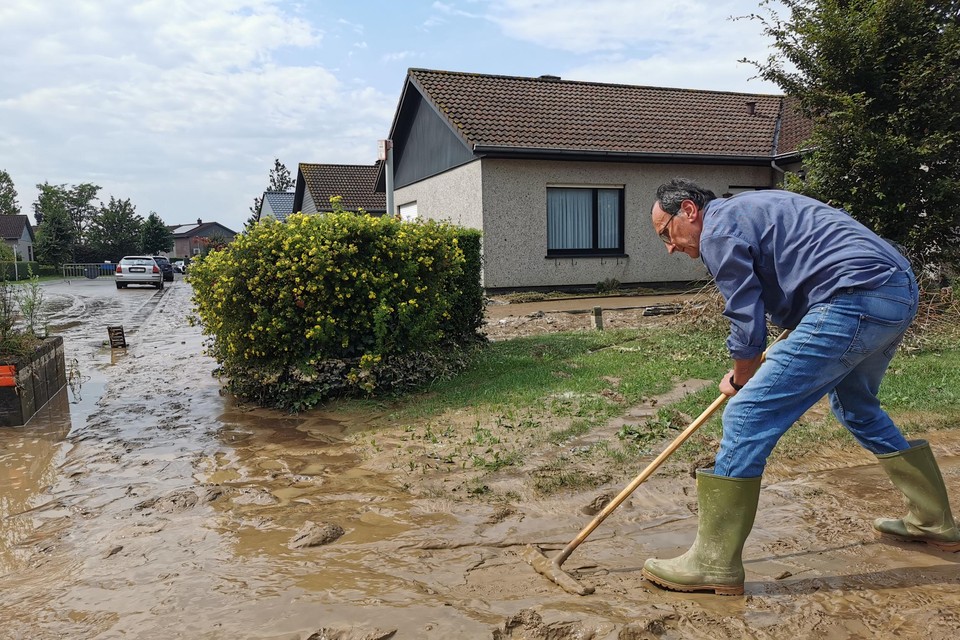 Frank Beygaert moest, net als heel wat andere bewoners van het Heimbeekveld, opnieuw modder ruimen. 