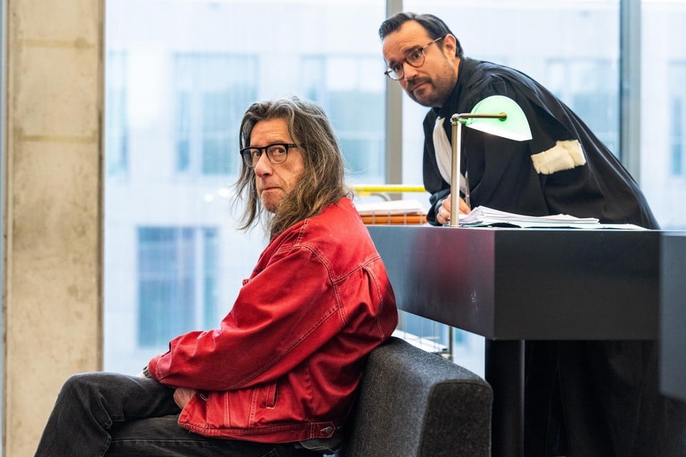 Lawyer Walter van Steenbrugge submits a request for wreckage against judge who previously released Herman Brusselmans about controversial column (Ghent)