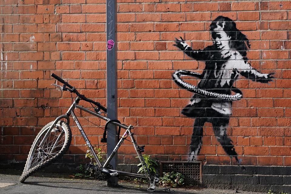 Botsing huisvrouw Ouderling Banksy claimt muurschilderij in Nottingham: “Een atypisch kunstwerk” | Het  Nieuwsblad Mobile