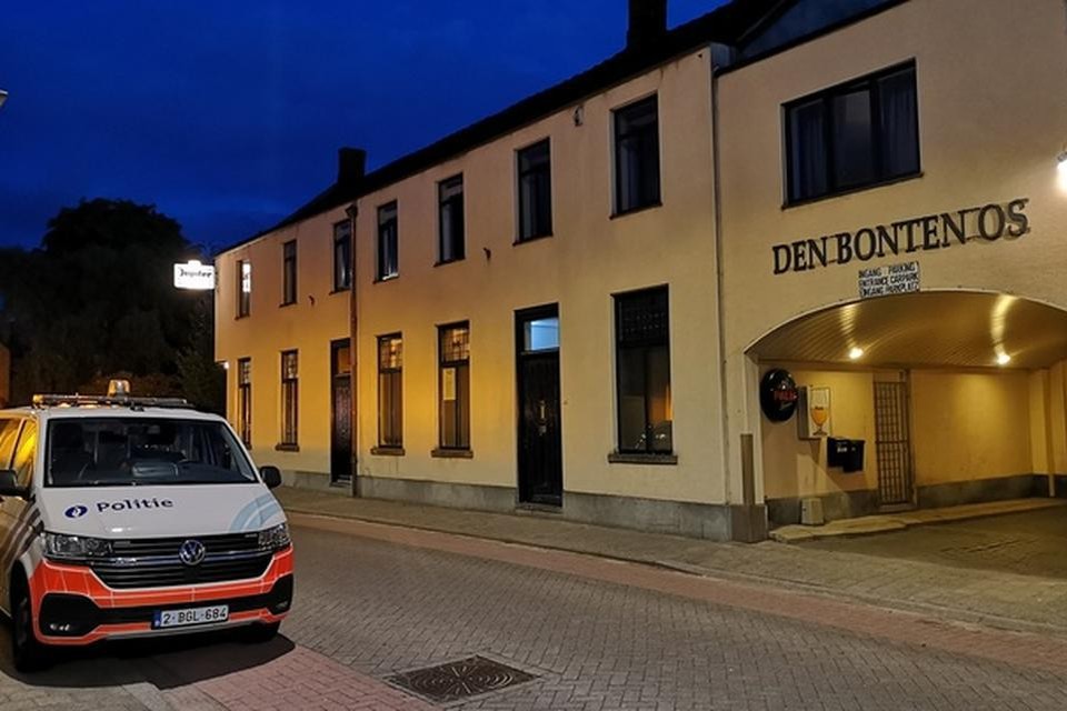 Het levenloze lichaam werd aangetroffen in een van de kamers van Den Bonten Os in Baarle-Hertog.