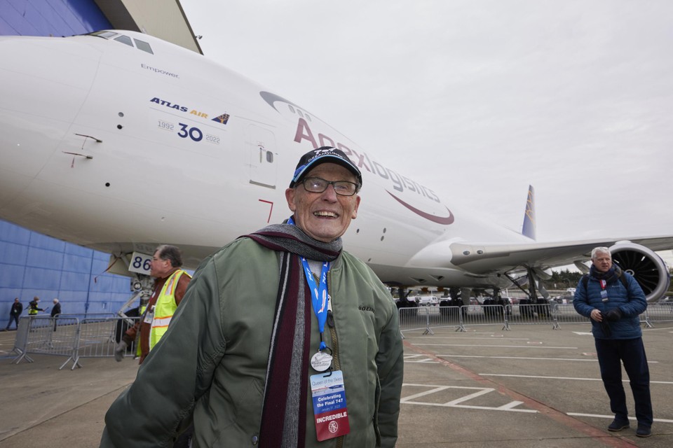 Desi Evans, een van de werknemers die mee de eerste Boeing 747 bouwde, woonde het evenement voor het laatste toestel bij.