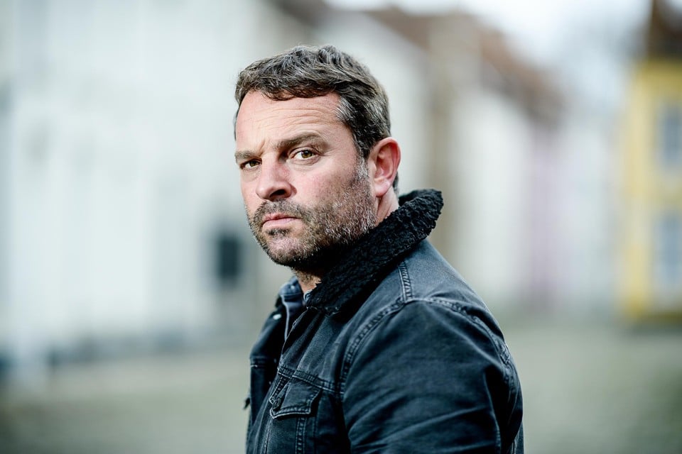 In blikt Adriaan Van den Hoof terug op zijn vorige vijf solovoorstellingen. 