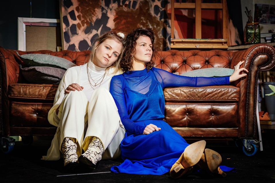 Dienne (links) en Nelle Bogaerts zijn zussen en muzikale partners in Lili Grace. Op hun debuut ‘Silhouette’ schrijven ze het verkeersongeval van hun broer van zich af. 