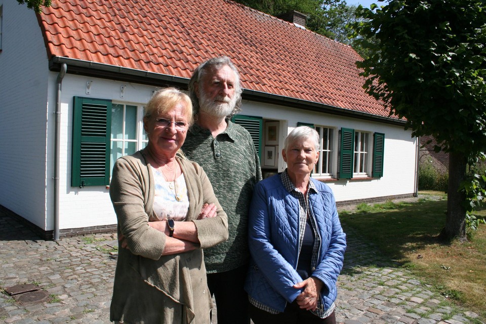 Voorzitster Ria Heynderickx (links) samen met secretatris Marc Neetesonne en penningmeester Hildegard Coupé voor het Anton Van Wilderodehuis. 