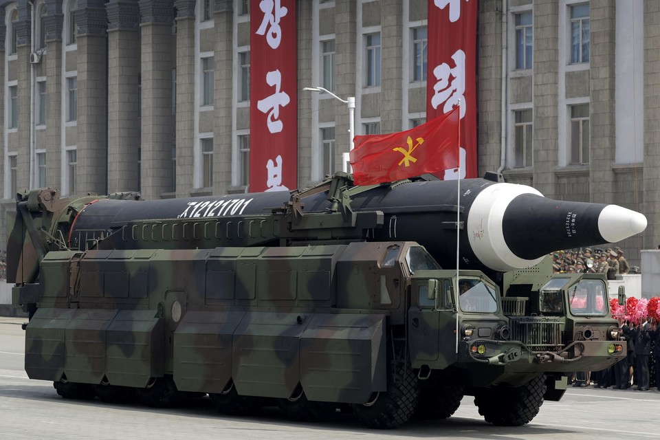 Tijdens een militaire parade toont het Noord-Koreaanse leger een raket die volgens westerse bronnen de Hwasong-12 is. 