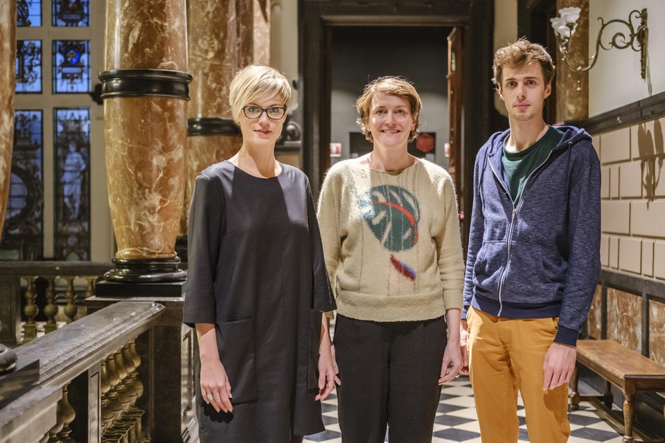 Stephanie Van Houtven (Vooruit) als districtsburgemeester, naast Marij Preneel (Groen) en Jos D’Haese in het Borgerhoutse districtshuis in 2018.