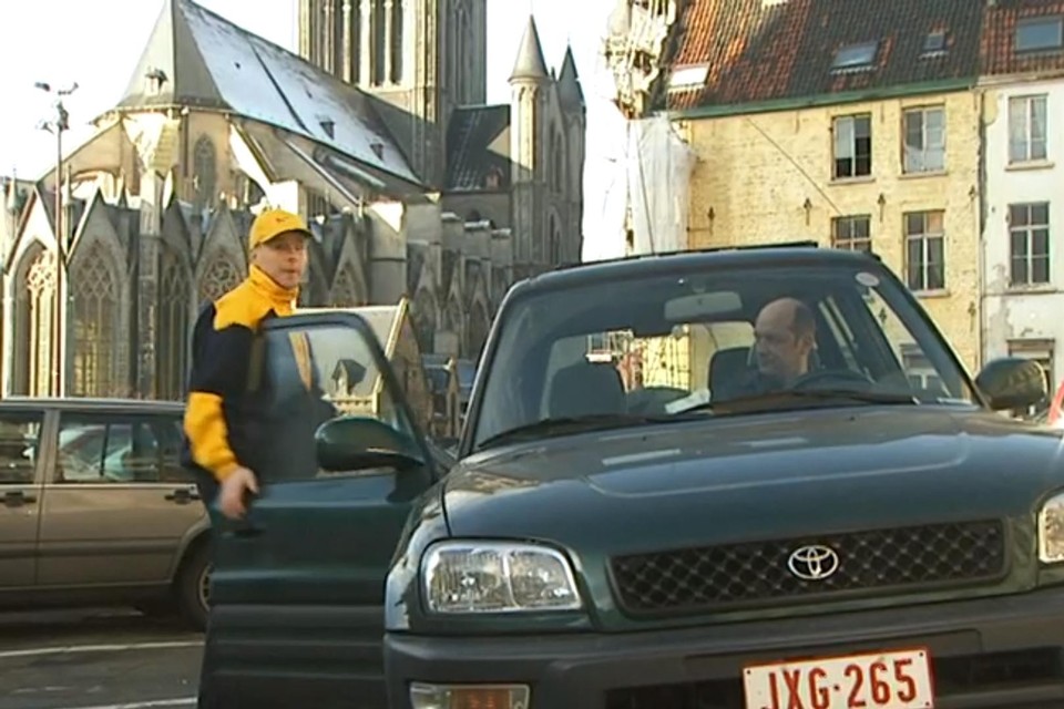 Pasmans en Raymond parkeerden in 1998 gewoon nog op het Braunplein. Dat zit vandaag wel wat anders ... 