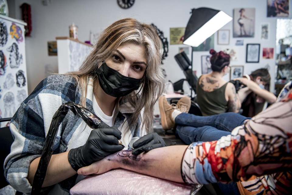 “Zolang er niet voldoende alternatieven voor de verboden inkt op de markt zijn, zal er alleen maar meer illegaal getatoeëerd worden”, denkt Melissa Debois van Lizart Tattoo. 