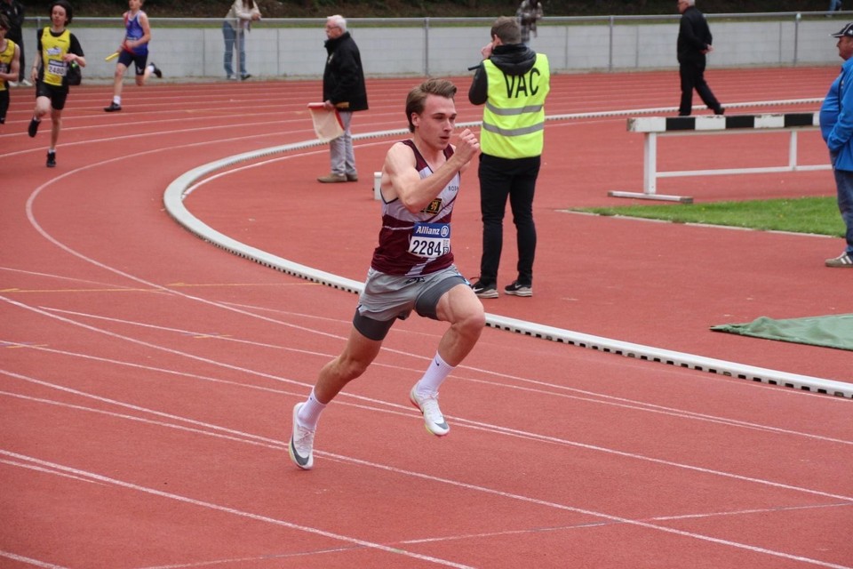 Dieter Bergs op een 200m-loop. 