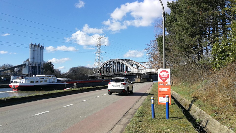 De spoorbrug over het Albertkanaal in Herentals is een van de allerlaatste die nog verhoogd moeten worden vooraleer later dit jaar schepen met vier lagen containers kunnen passeren.