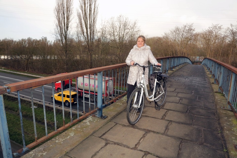 Fietsen over de wandel- en fietsbrug doe je best niet. Te gevaarlijk, vindt raadslid Tamara Heylen (CD&V). 