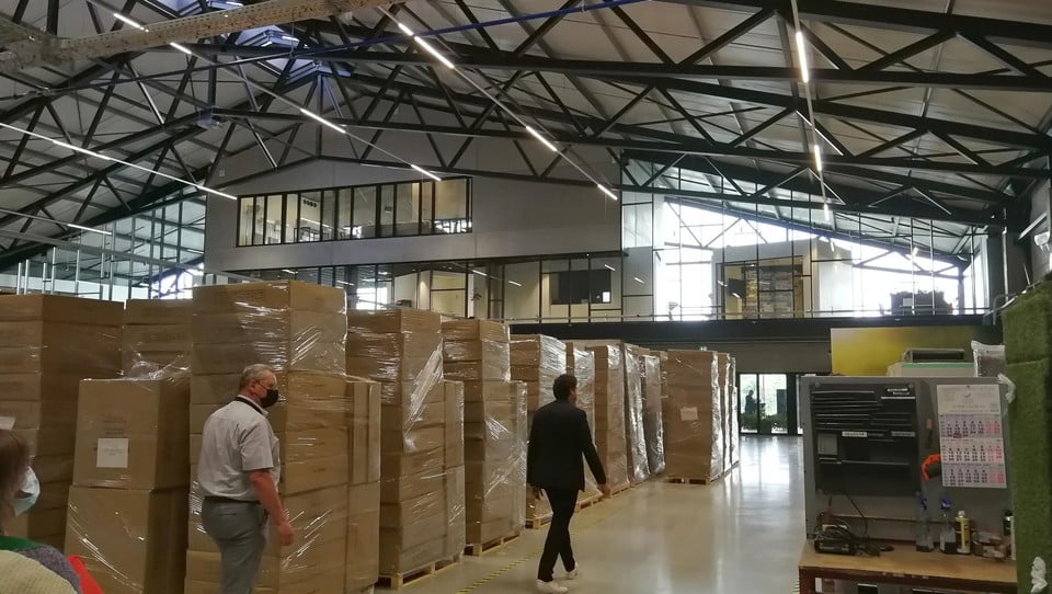 Ook tussen de kantoren en de productieruimte zit een enorme glazen wand.
